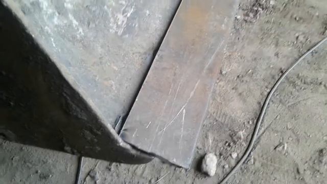 Замена ножа на ковше CASE 580 смотреть онлайн