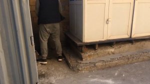 Помощник депутата сыт в общественном месте