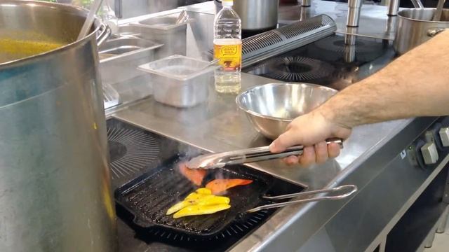 Жареная речная форель с травами от Мишеля Ломбарди смотреть онлайн