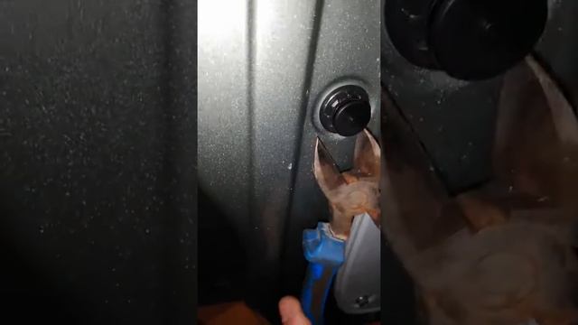 Как снять клипсу с двери Фольксваген Кадди 3 смотреть онлайн