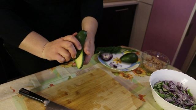 Вкусный салат с тунцом и авокадо! Как вкусно приготовить салат с тунцом и авокадо. смотреть онлайн