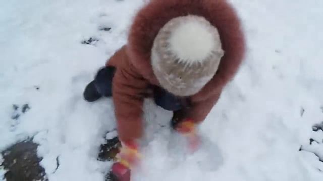 Делаем снеговика на улице l Making a snowman in the street смотреть онлайн