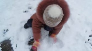 Делаем снеговика на улице l  Making a snowman in the street