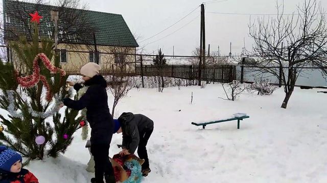 УКРАШАЕМ ЁЛКУ/НОВОГОДНЕЕ НАСТРОЕНИЕ/ДОМ В ДЕРЕВНЕ/ВЛОГИ/ НОВЫЙ ГОД / смотреть онлайн