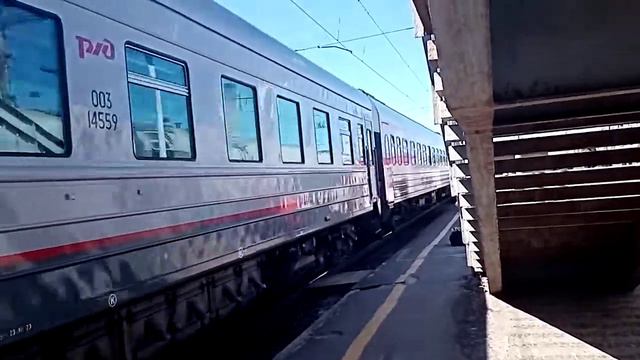 Прибытие ЭП1М-556 с поездом 50 Санкт-Петербург - Кисловодск на станцию Россошь смотреть онлайн