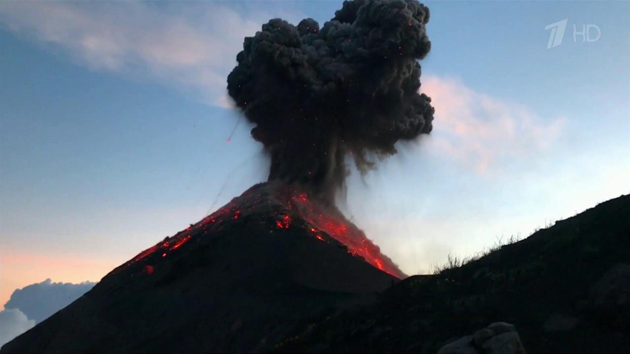 Вулкан Фуэго в Гватемале начал извергаться, когда группа туристов была недалеко от его жерла
