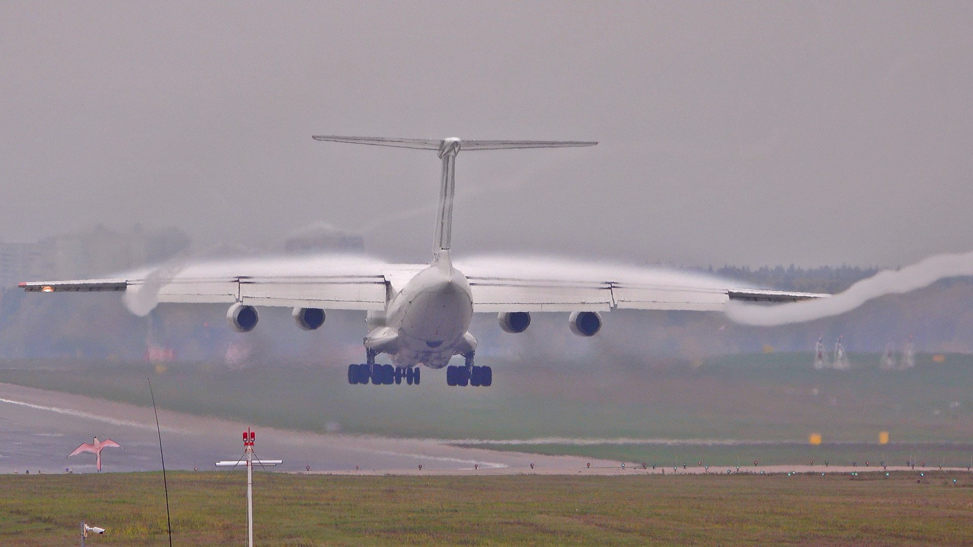 Тот самый "ламповый" звук. Ил-76 вынырнул из облаков, распустил "жгуты" и порадовал слух. 10/2022 смотреть онлайн