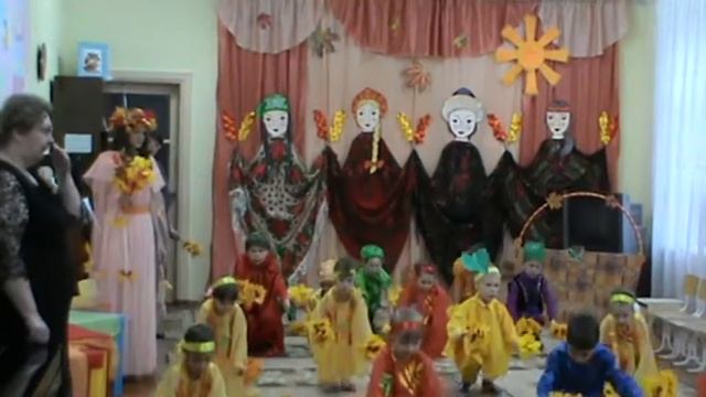 Песня-танец с осенними веточками "Разноцветная осень" смотреть онлайн
