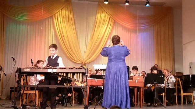 На прогулке оркестр Фантазия (солист Фахретдинов Ренар 12 лет ксилофон) смотреть онлайн