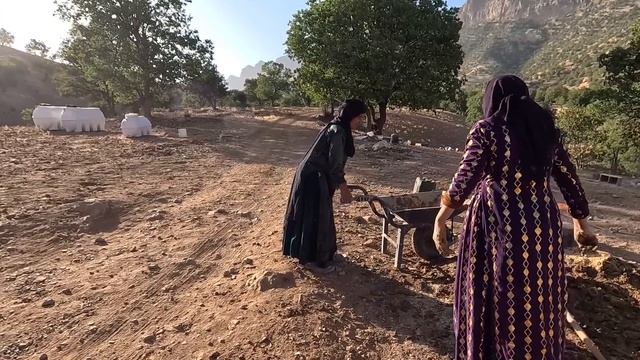 Grandma's family Mud Plastering Outer walls of their Farm hut смотреть онлайн