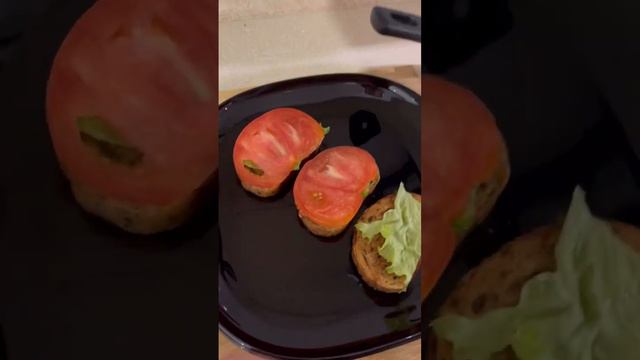 Очень вкусный ПП завтрак с обжаренным адыгейским сыром!#вкусно #пп #зож #утро #завтрак #обед #кофе смотреть онлайн