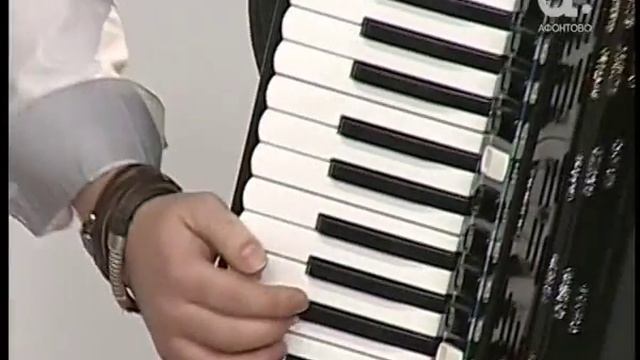 Скрипач Леонид Жуковский и аккордеонист Василий Кобзарев играю в Утреннем кофе смотреть онлайн