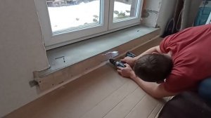 Подоконник из керамогранита с подогревом и откосы из ДСП.