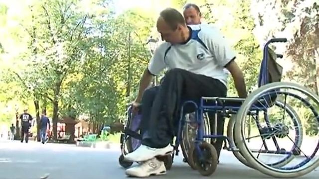 Изобретатель усовершенствовал инвалидную коляску смотреть онлайн