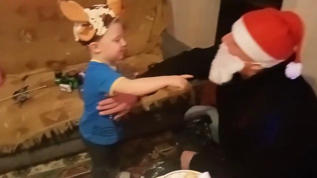 Дедушка мороз Илье подарочки принес смотреть онлайн