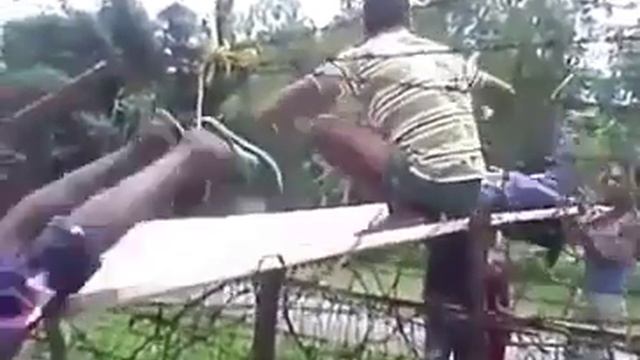 Bangladeshi crossing over to India. India Bangladesh border смотреть онлайн