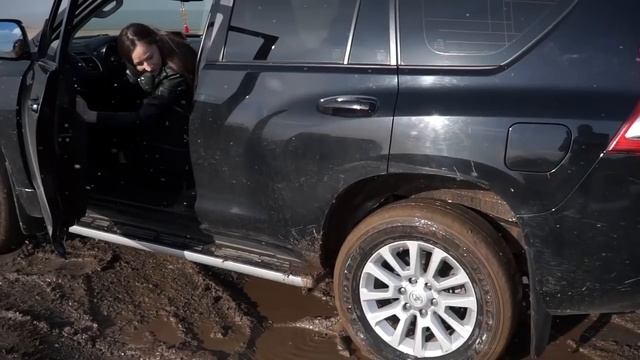 Russian Girl Stuck Video 15 trailer // Two beautiful girls get stuck on an expensive SUV in the mud смотреть онлайн