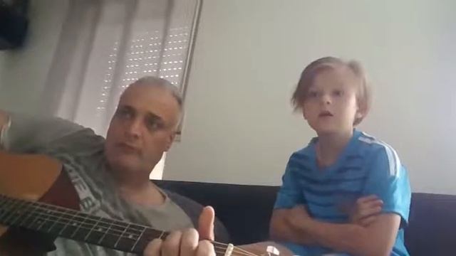 Мальчик 10 лет поёт песню мумиий тролль дельфины (это я)