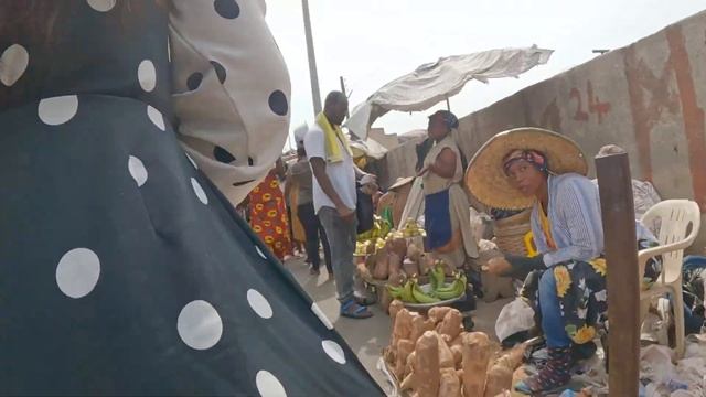 INSIDE BUSY STREET MARKET IN GHANA, AFRICA смотреть онлайн