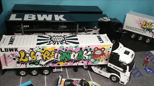 MINI GT LBWK Kuma Graffiti Mercedes-Benz Actros смотреть онлайн