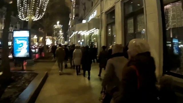 Новогодняя прогулка по Тверской смотреть онлайн