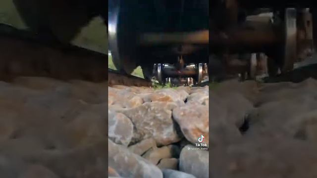 Что видят люди под поездом смотреть онлайн