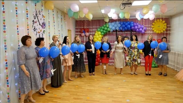 Дети плачут под Прощальную песня воспитателей смотреть онлайн