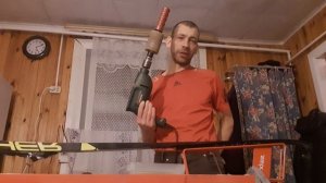 Втирание в скользящую поверхность лыж нанесенной эмульсии Фэста-Спорт с помощью роторной пробки.