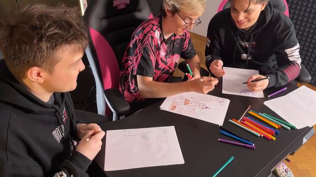 РИСУЕМ ЛИГУ ЛЕГЕНД | UOL BOSS x AHaHaCiK x Nomanz x Crunchyroll смотреть онлайн