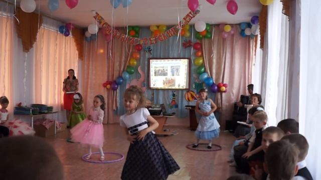 Танец "Хулахуп" на утреннике посвящённый восьмому марта. смотреть онлайн