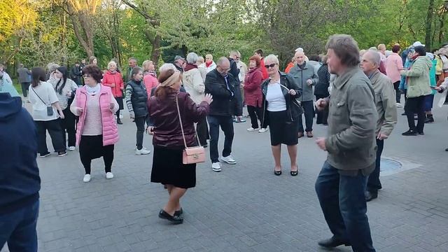 "НЕ ОТПУСКАЙ"...в Гомельском парке Луначарского...29.04.2023года. смотреть онлайн