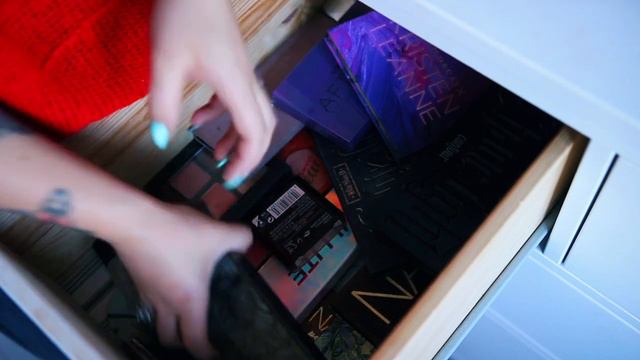 Decluttering My Makeup смотреть онлайн