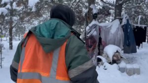 Лена выживает в морозы на свалке. Часть 14Люди свалки. Витя мусорщик.