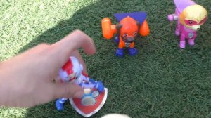 Щенячий патруль против ромео из герои в масках–Скай зума райдер крепыш ищут значки щенячьего патрул