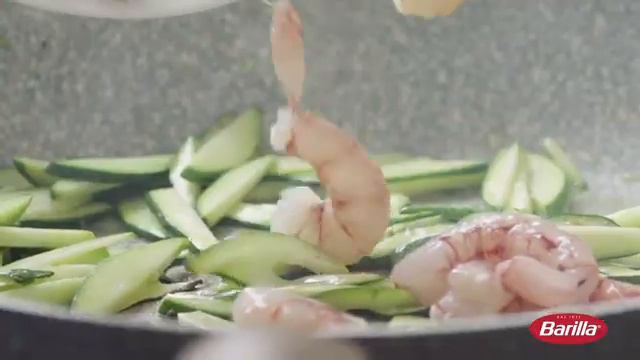 Спагетти с креветками, цукини и помидорами смотреть онлайн