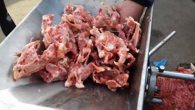 Пресс механической обвалки на курице смотреть онлайн