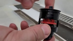 Прочищаю трап в душевом поддоне.