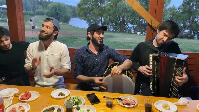 Чеченцы отдыхают! Чеченцы поют! Вайнахские песни в исполнении Исмаила Идрисова! #чеченцы #кавказ смотреть онлайн