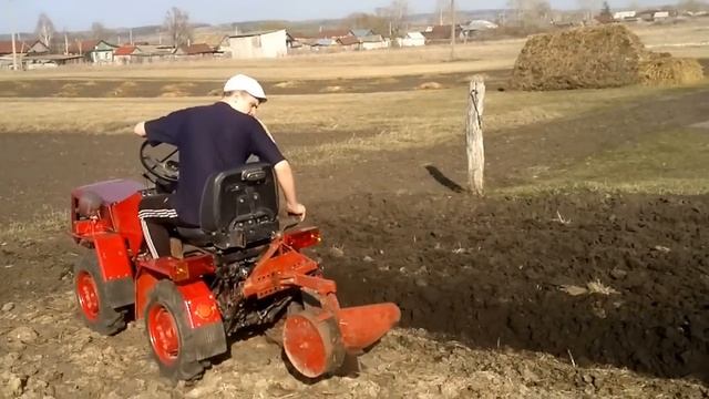 Вспашка огорода минитрактором МТЗ 132Н смотреть онлайн