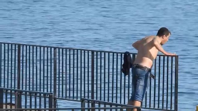 Керченская набережная.Странный парень.Керченский мост красавец.