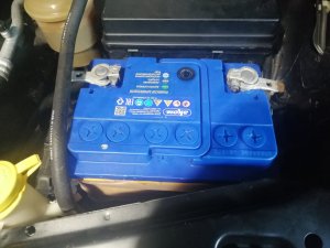 Как обслужить акб и пре необходимости долить корректирующий электролит, как зарядить акб.