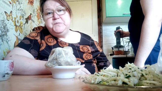 Мукбанг.Сделала икру кабачковую.Вкуснее чем в магазине.Салат из овощей.Тушеные кабачки Халва. смотреть онлайн