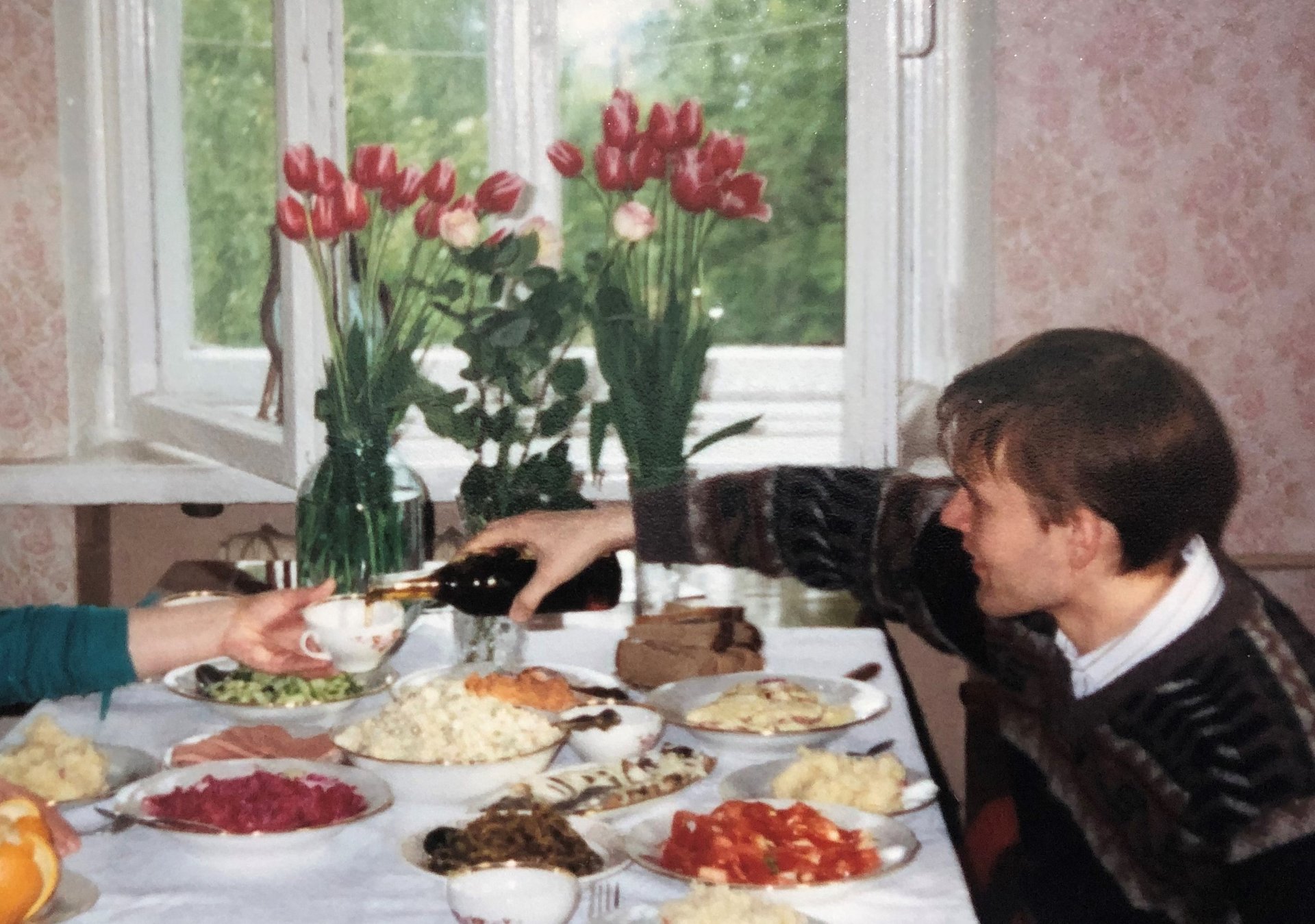 Трогать желудком