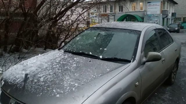 Снег с крыши на машину.... смотреть онлайн
