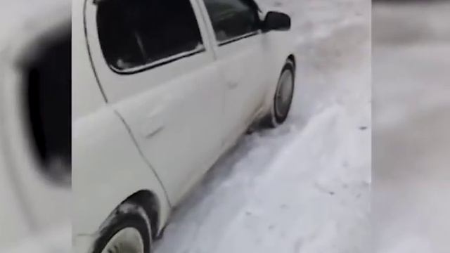 Глыба снега разбила припаркованную машину на проспекте Дзержинского смотреть онлайн