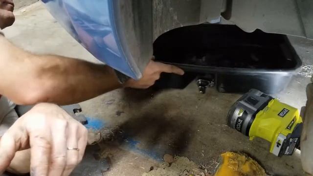 Nissan LEAF oil change (Transaxle)- Not a how to. смотреть онлайн