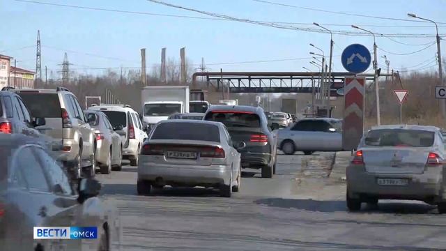 Снег постепенно уходит с омских дорог, а вместе с ним порой и асфальт смотреть онлайн