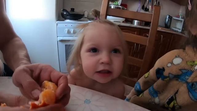 детки кушают мандаринки, маленький ребенок учит английский, видео для детей смотреть онлайн