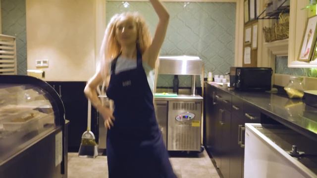 GECE GİZLİCE RESTORANDA KALDIM!! смотреть онлайн