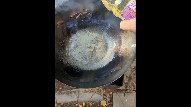 Жарим карася и сосиски на даче смотреть онлайн